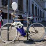 La prima ghost bike a Bari fu posizionata nella primavera del 2013 nei pressi della Questura, in ricordo del 76enne Nicola, residente della citt� vecchia che il 7 aprile di quell�anno fu travolto da un�auto guidata da un 29enne